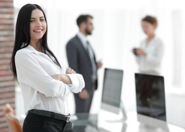 perspektif başarılı genç kadın ofiste