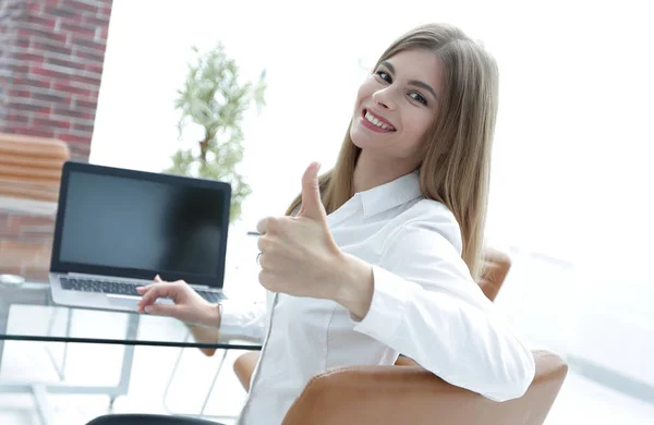 Sorridente assistente feminina mostra polegar para cima — Fotografia de Stock