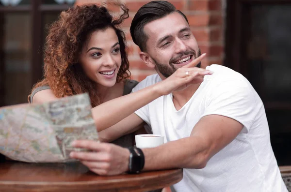 Una foto de turistas mirando el mapa en un café — Foto de Stock