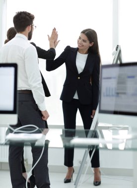 Birbirimizi beş yüksek veren çalışanlar.