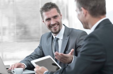 bir masada oturan closeup.business arkadaşları.