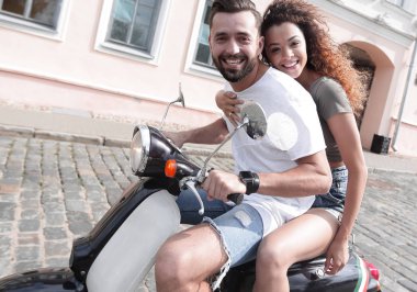 Genç çift bir scooter sürme ve having fun