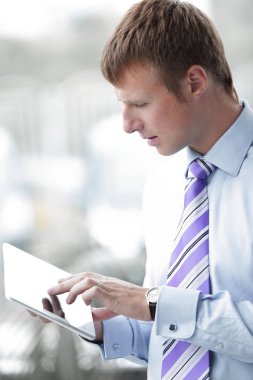 Mavi gömlekli tablet kullanma yakışıklı genç