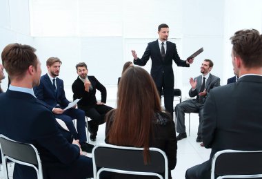Koç, iş ekibiyle birlikte oturumu yönetiyor..