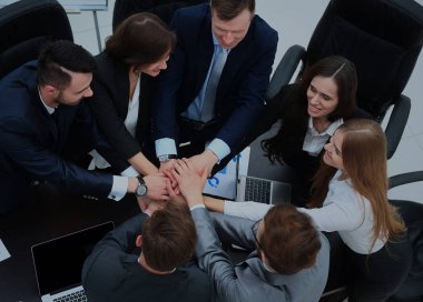 kendi elleriyle birlik birlikte gösterilen iş takım