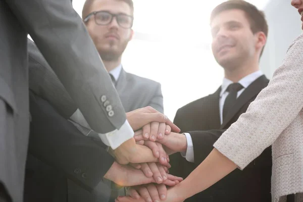 Primer plano. equipo de negocios con las manos juntas —  Fotos de Stock