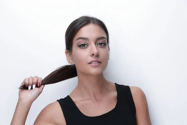 Portrét mladé ženy dotýká její vlasy — Stock fotografie