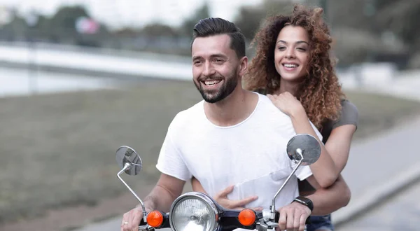 Retrato de feliz jovem casal em scooter apreciando viagem de carro — Fotografia de Stock