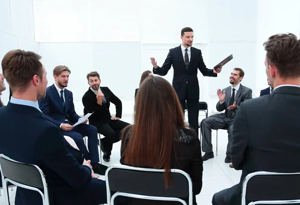 Coach lidera a sessão com a equipe de negócios . — Fotografia de Stock