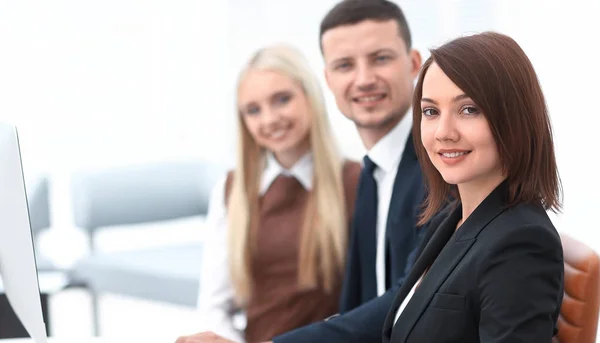 Primer plano del Gerente y del equipo de negocios que se sienta en el taller . —  Fotos de Stock