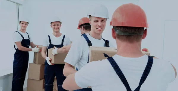 Stevedores unload boxes in new premises — Stock Photo, Image