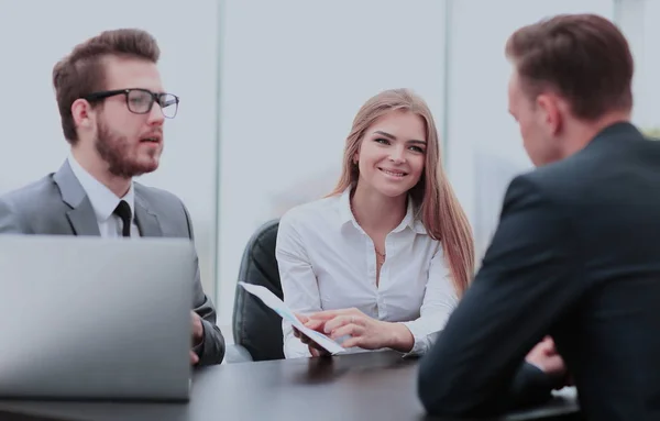 Uomini d'affari che lavorano intorno al tavolo in ufficio moderno — Foto Stock