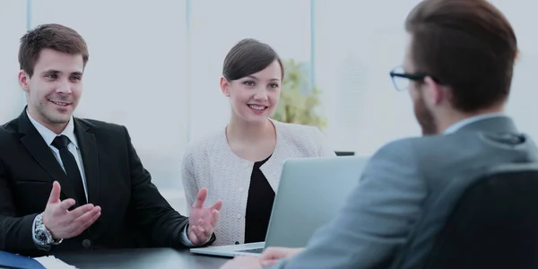 Kommersiell direktör diskuterar aktuella frågor med anställda i t — Stockfoto