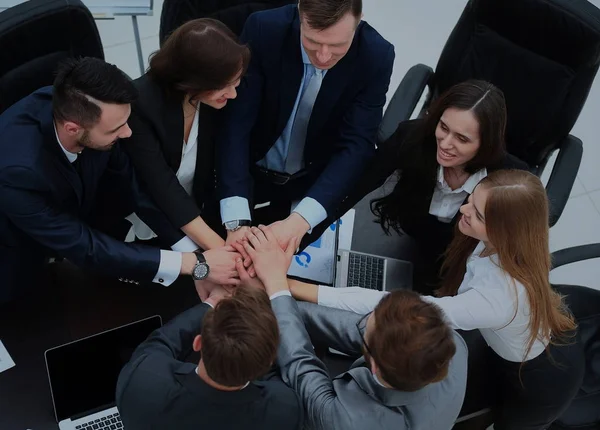 kendi elleriyle birlik birlikte gösterilen iş takım