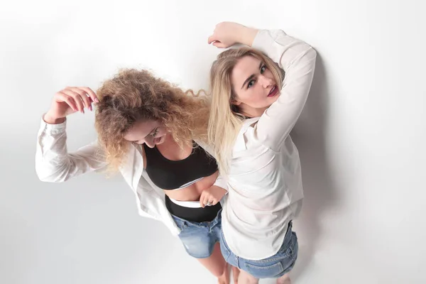 Two young female models standing next to each other — Stock Photo, Image