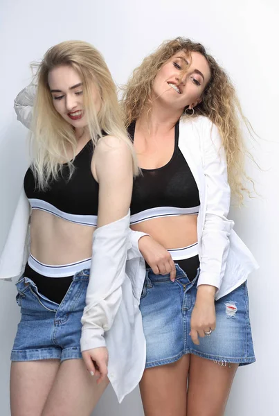 Two young female models standing next to each other — Stock Photo, Image