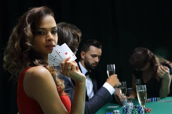 Femme à la table de roulette tenant verre de champagne dans le casino — Photo