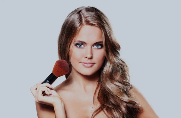 Skönhet flicka med makeup borste. — Stockfoto