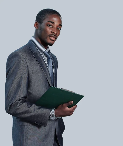 Porträt eines zufriedenen jungen afrikanisch-amerikanischen Geschäftsmannes mit gefalteten Händen auf weißem Grund. — Stockfoto