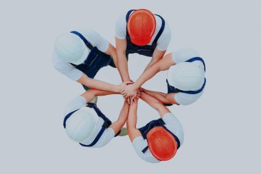 Daire içinde ayakta işçilerin büyük grup.