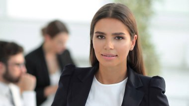 Yakın çekim. Kendine güvenen genç bir iş kadını.