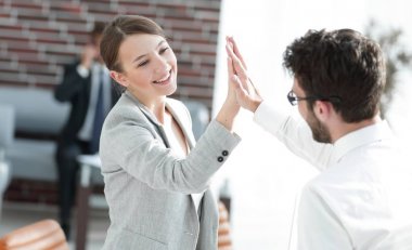 iş arkadaşları onların zafer göstermek için