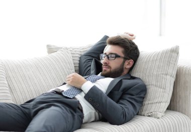 yorgun işkadını kanepede rahatlatıcı.