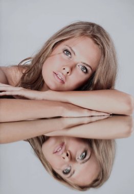 bir ayna ile güzel kız.