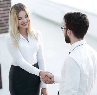 karşılıklı iş ortakları ofiste.