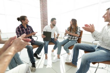 Yaratıcı takım koçu alkışlıyor.