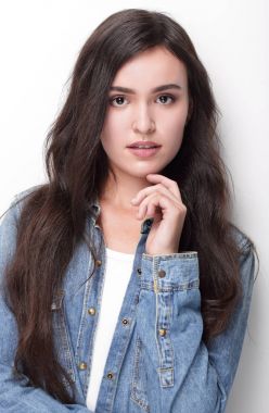 Beyaz arka planda izole genç öğrenci