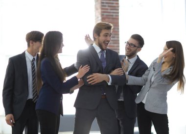 Grup portresi bir profesyonel iş takımının kutlama onların v