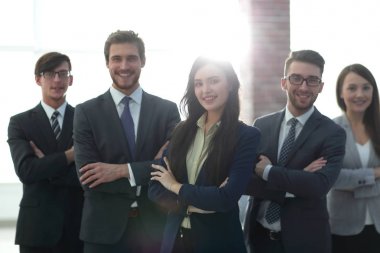 Office, katlanmış fron elinde çekici genç işletme sahibi