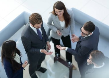 üst üste ofisinde mutlu gülümseyen iş takım ayakta.