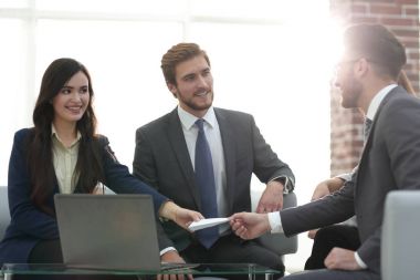 Portre portre, iki başarılı iş yürütme değişimi