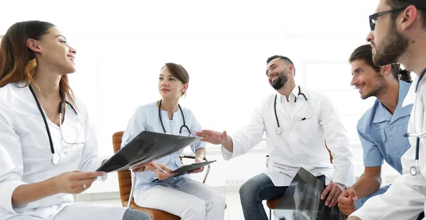 Personal médico que discute la radiografía de un paciente — Foto de Stock