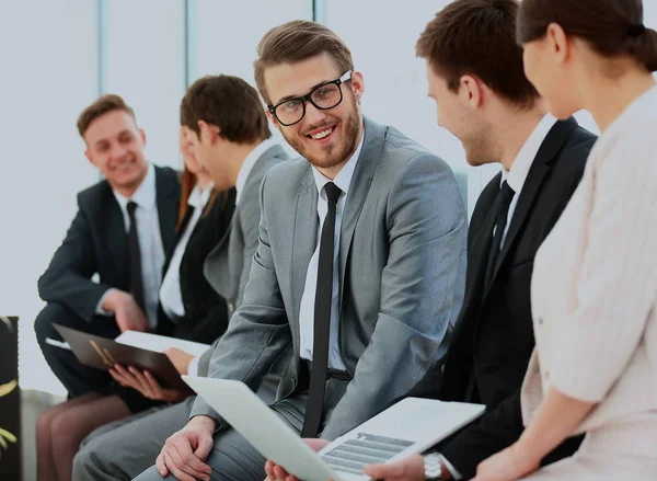 Equipe de negócios tendo reunião informal no escritório — Fotografia de Stock