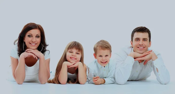 Belle famille heureuse - isolée sur un fond blanc . — Photo