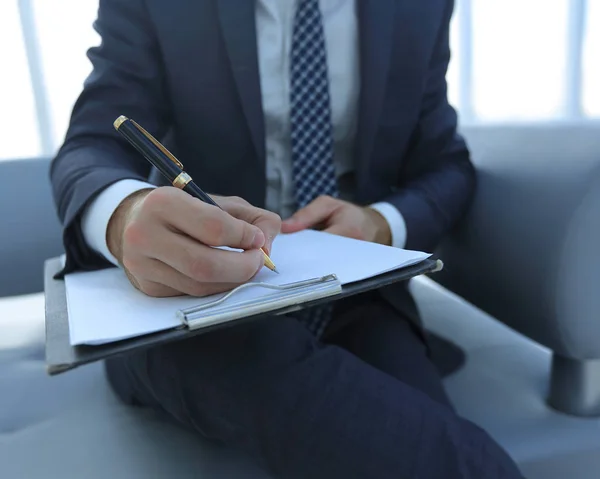 El hombre de negocios firma un contrato. Pluma en la mano . — Foto de Stock