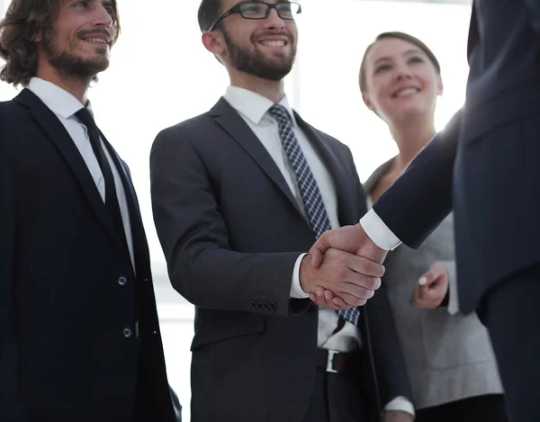 Business leader stringendo la mano all'investitore — Foto Stock