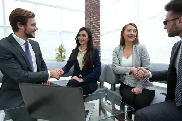 Associés d'affaires serrant la main au bureau . — Photo