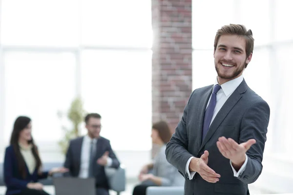 Retrato de empresarios que trabajan con su líder delante . — Foto de Stock