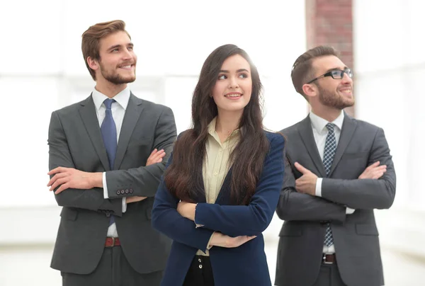 Smiling business team in piedi con le braccia incrociate , — Foto Stock