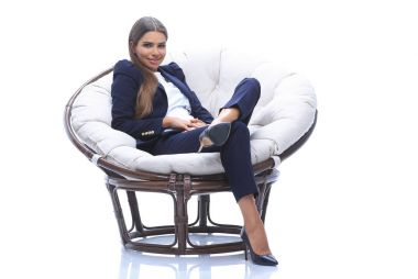 yuvarlak bir sandalyede genç iş kadını rahatlatır