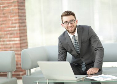 Masasında oturan modern bir işadamı portresi.