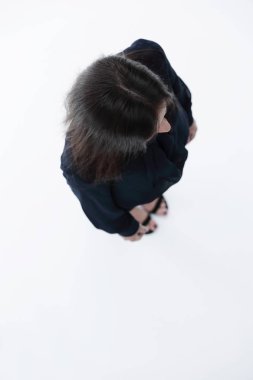 Yukarıdan görüntüleyin. Kameraya bakarak gülümseyen iş kadını.