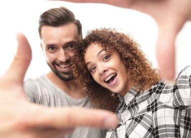 yeni evliler parmakları çerçevede bak.