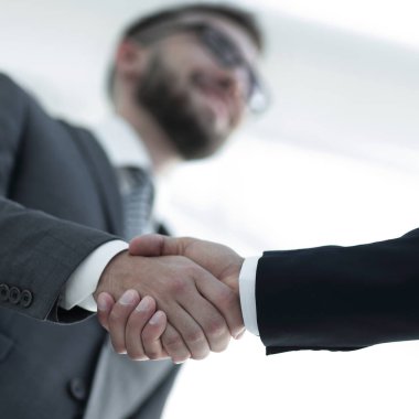 İyi bir anlaşma sonra başarılı iş insanlar el sıkışma.
