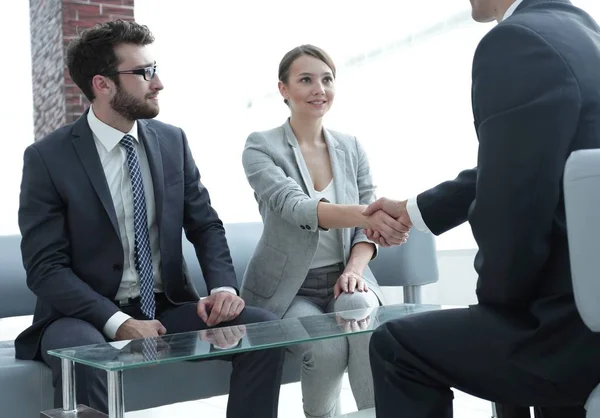 Zelfverzekerde handdruk zakenpartners — Stockfoto