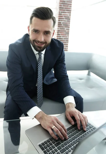 Empleado de la empresa escribiendo texto en el teclado del ordenador portátil — Foto de Stock